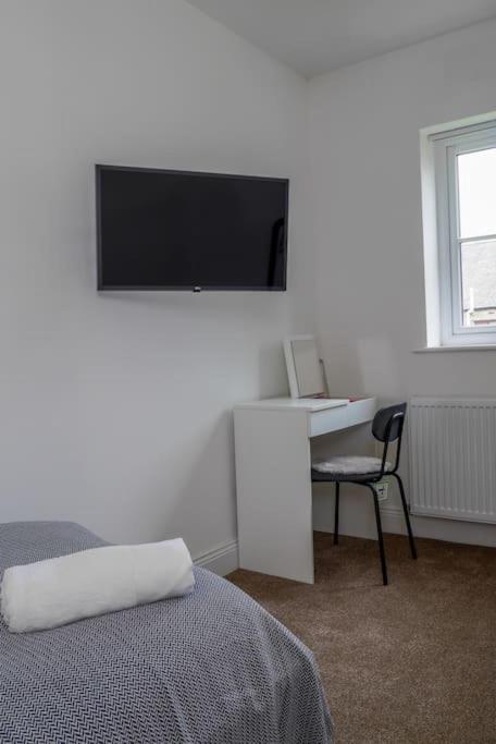 Durham, Free Parking, Central - Modern House view 5
