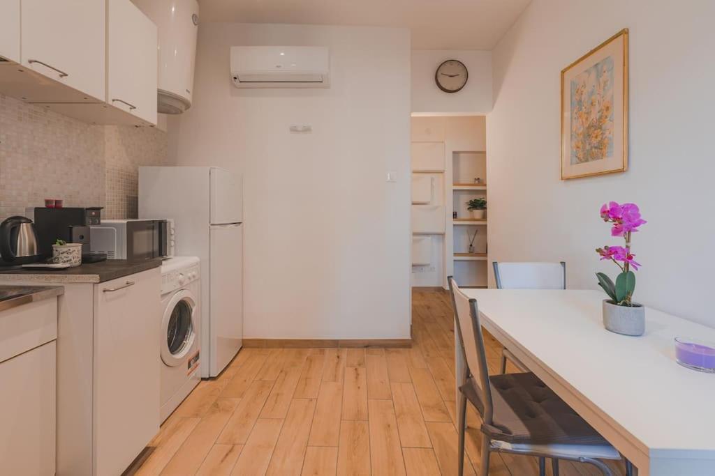 Fibra & Netflix - Largo Barriera Elegant Suite view 5