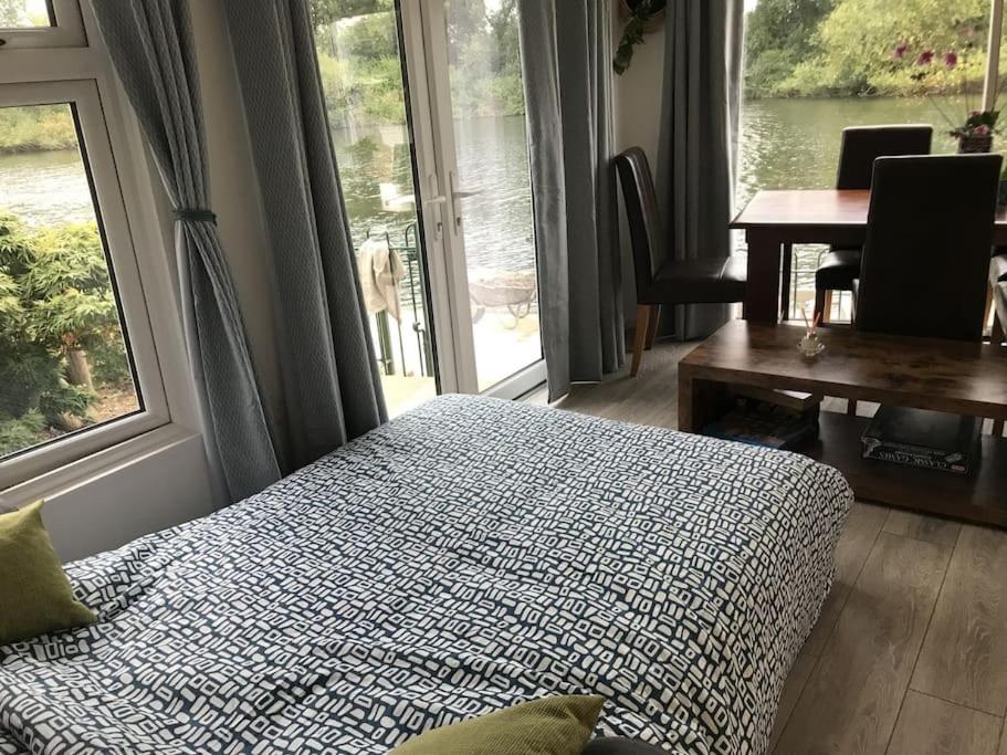 RIVER RETREAT- near Holloway U, Thorpe Park and Heathrow airport view 5