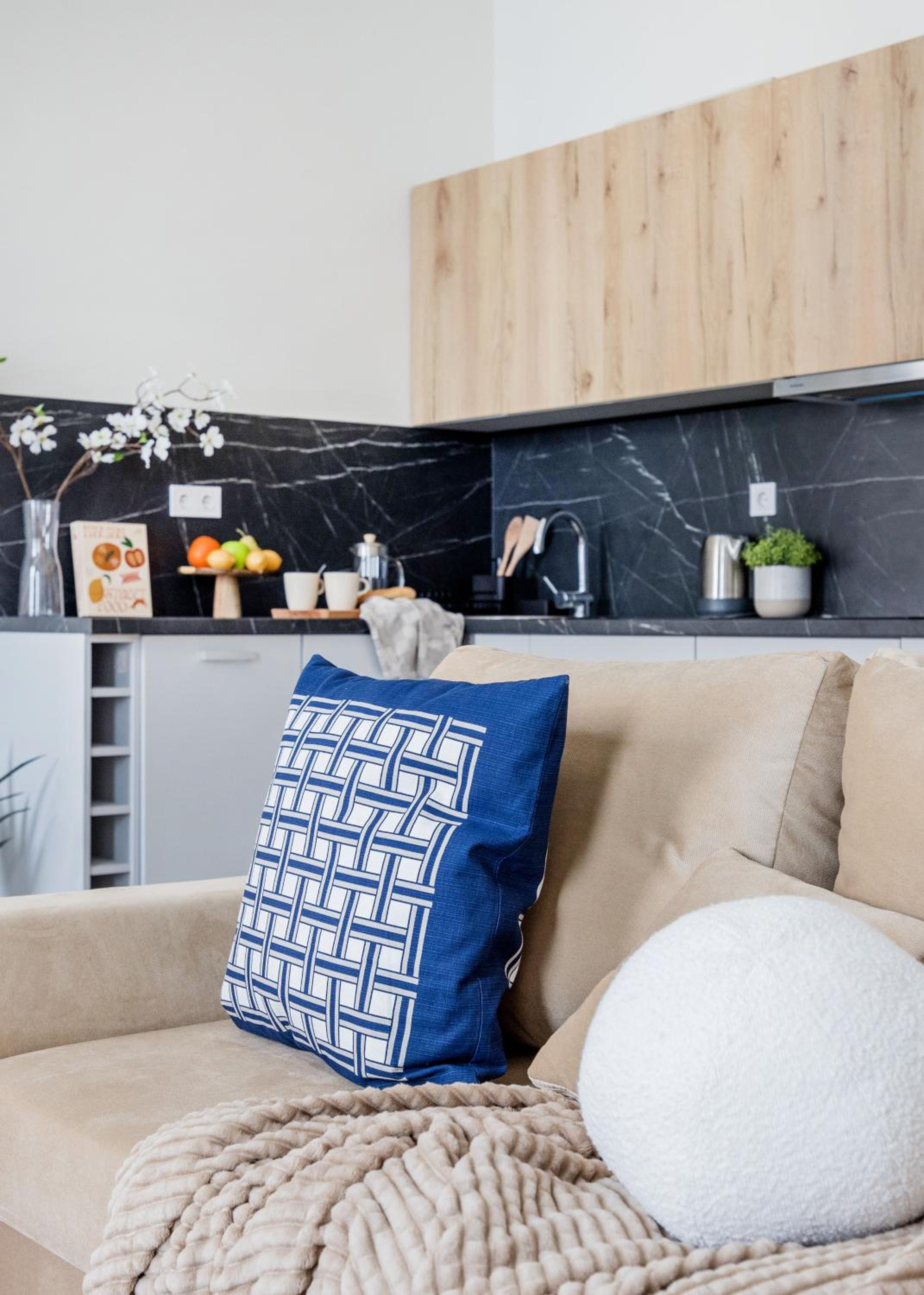 Central Budapest Oasis - Modern Charm, Timeless Comfort view 2