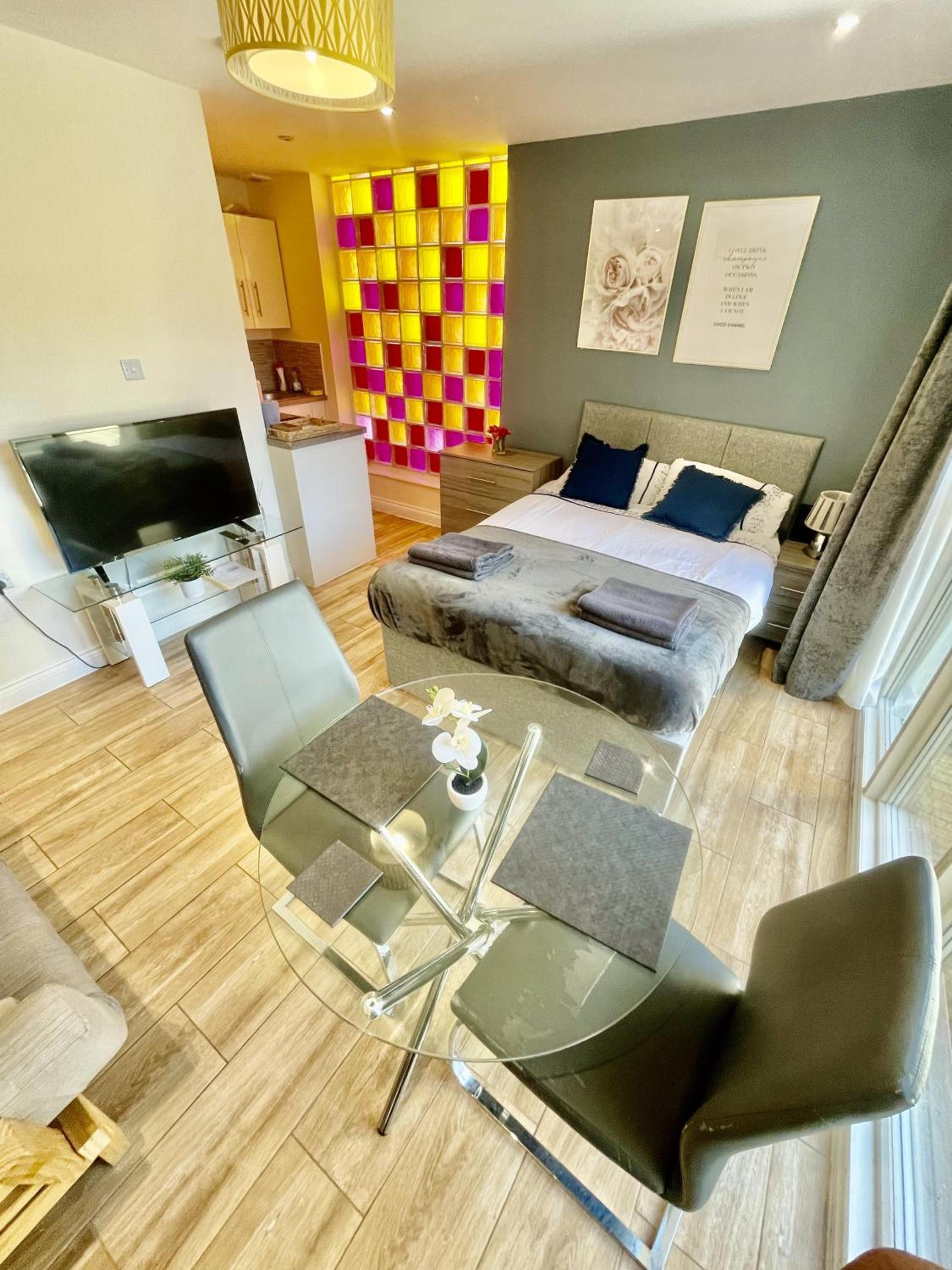 1 Bed Studio - Sleeps 2 - Parking - Wifi
