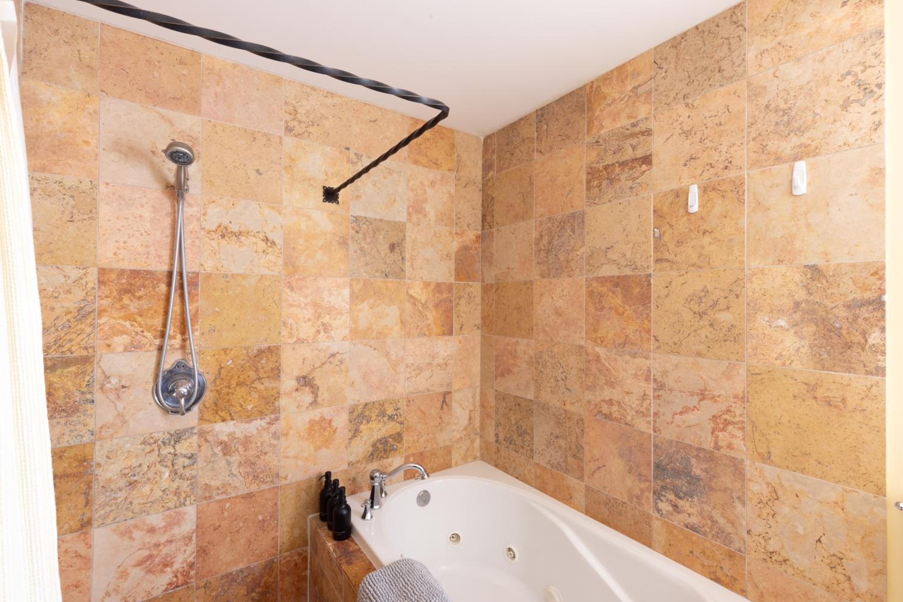 Casa Blanca Inn and Suites