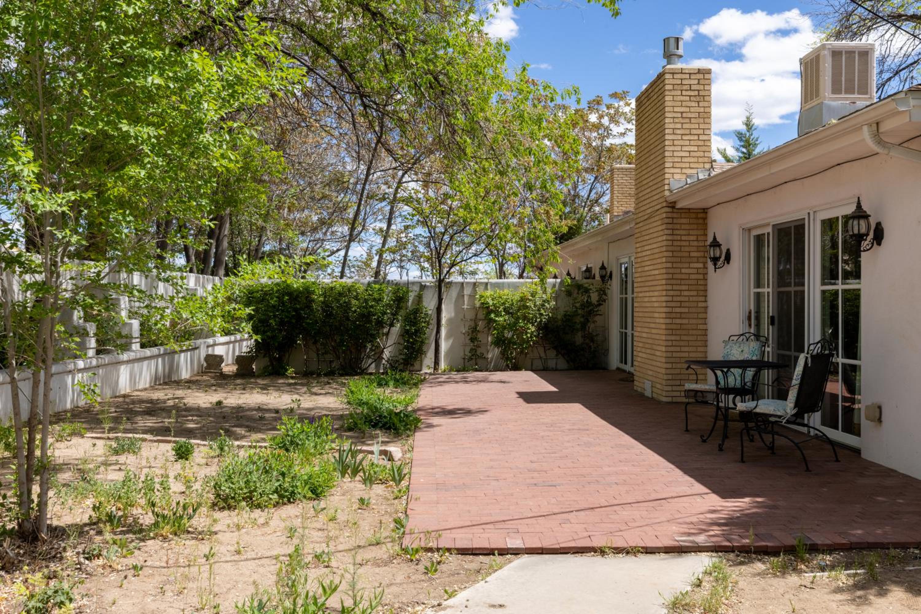 Casa Blanca Inn and Suites