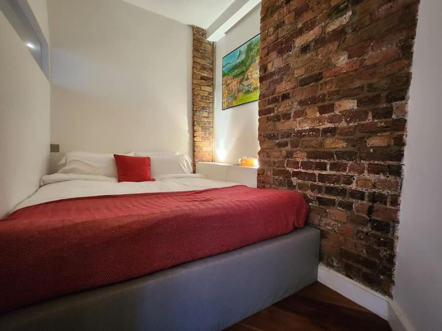 Charming designer 1 bed - check profile