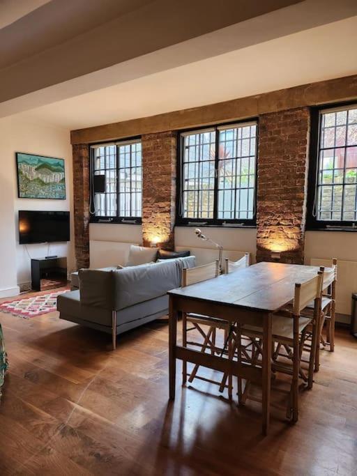 Charming designer 1 bed - check profile