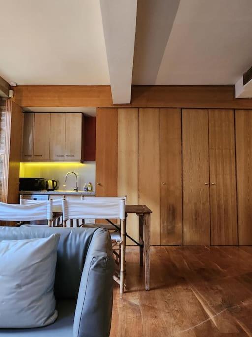 Charming designer 1 bed - check profile