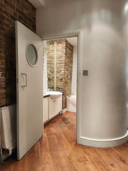 Charming designer 1 bed - check profile