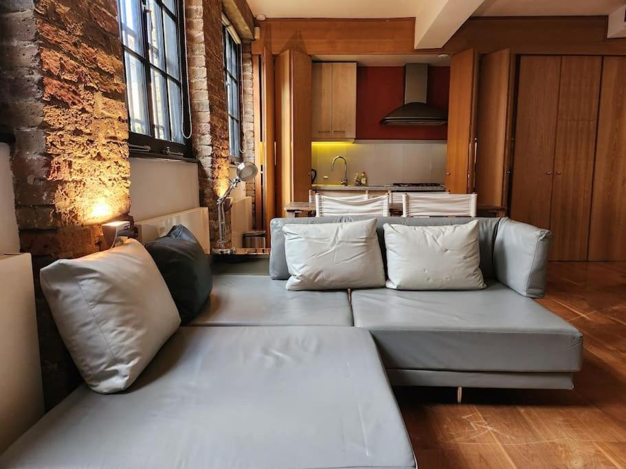 Charming designer 1 bed - check profile