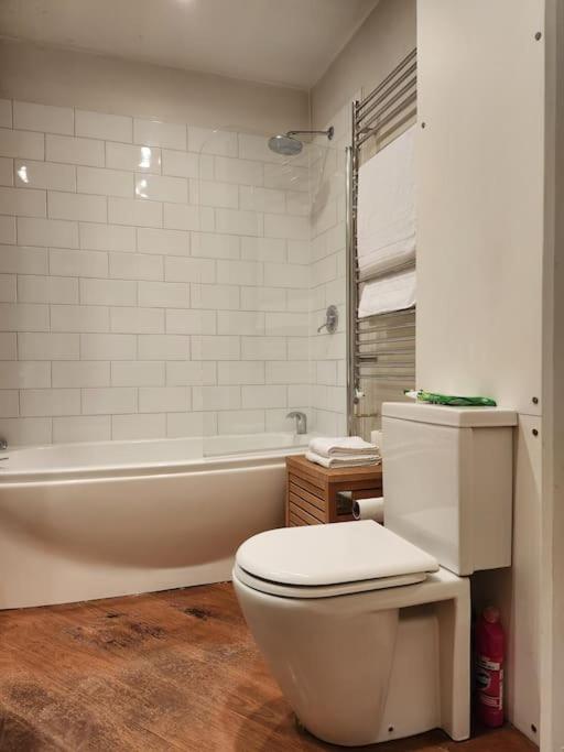 Charming designer 1 bed - check profile