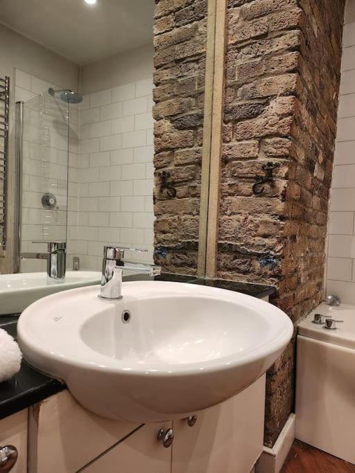 Charming designer 1 bed - check profile