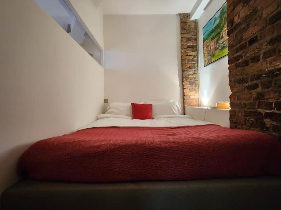 Charming designer 1 bed - check profile