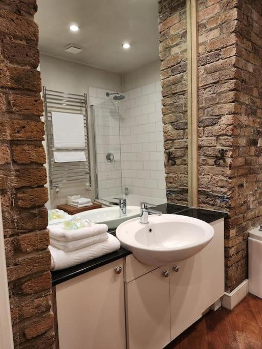 Charming designer 1 bed - check profile