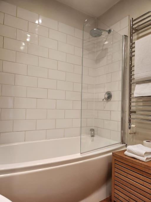 Charming designer 1 bed - check profile
