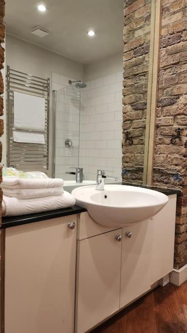 Charming designer 1 bed - check profile