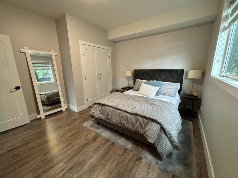 Executive 1 Bedroom Lakeview Retreat