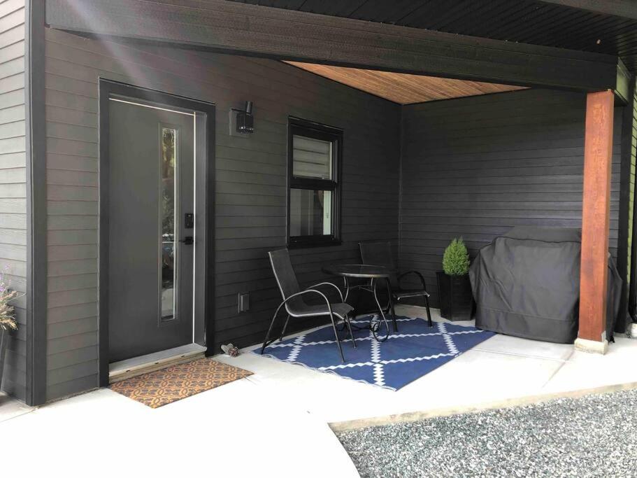 Executive 1 Bedroom Lakeview Retreat