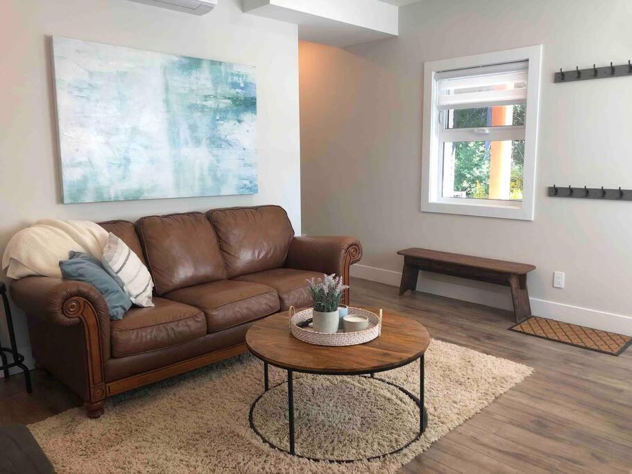 Executive 1 Bedroom Lakeview Retreat