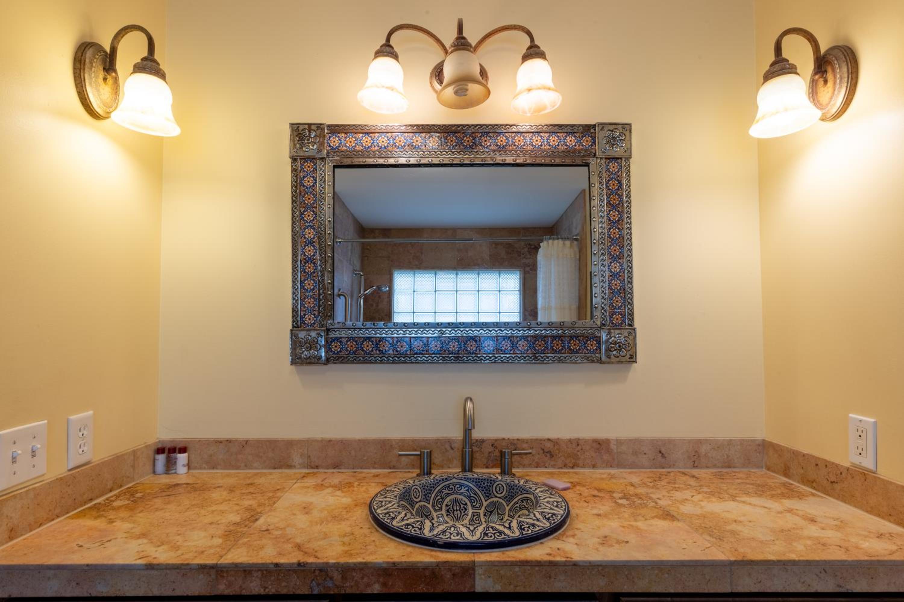 Casa Blanca Inn and Suites