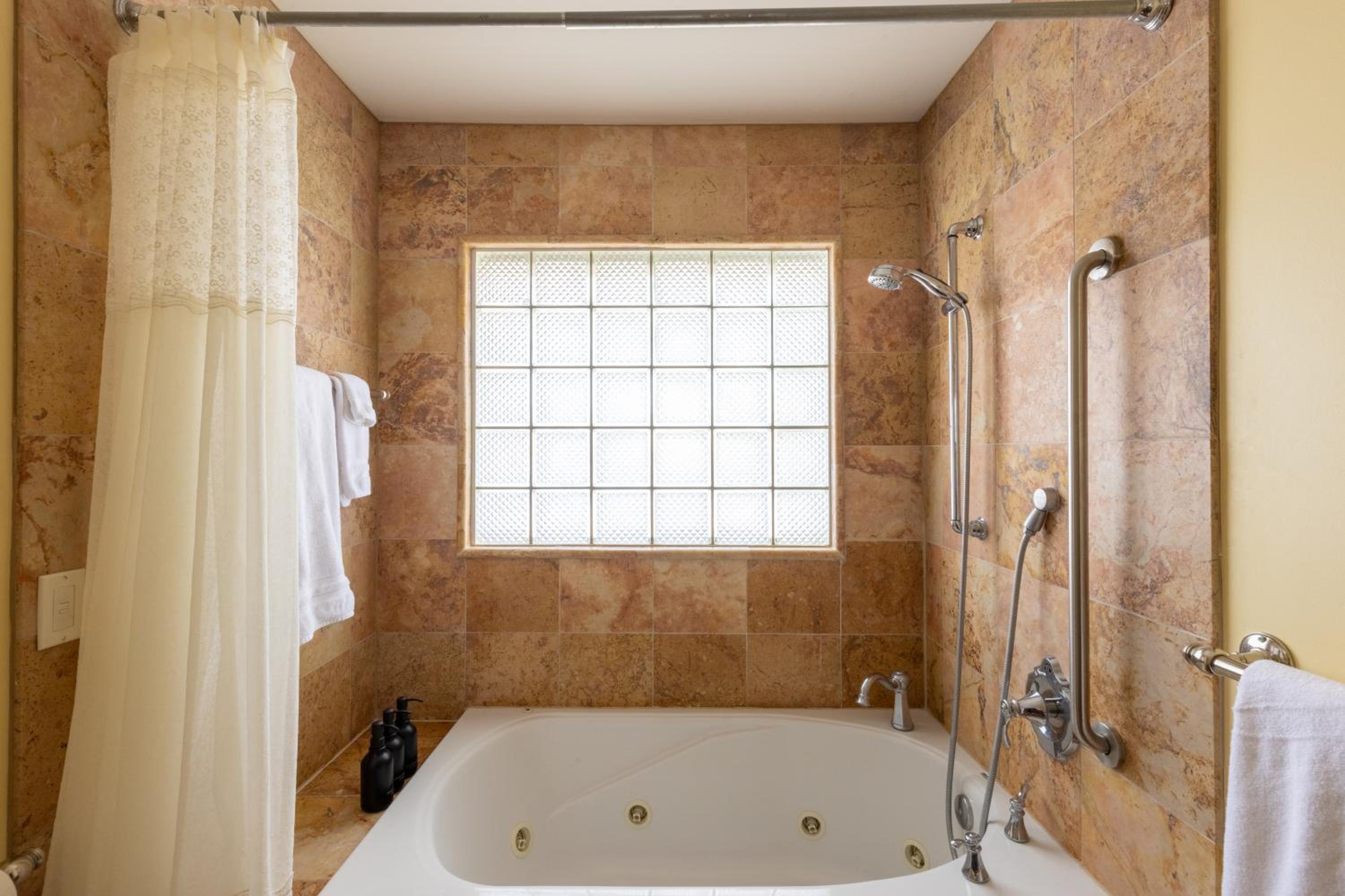 Casa Blanca Inn and Suites