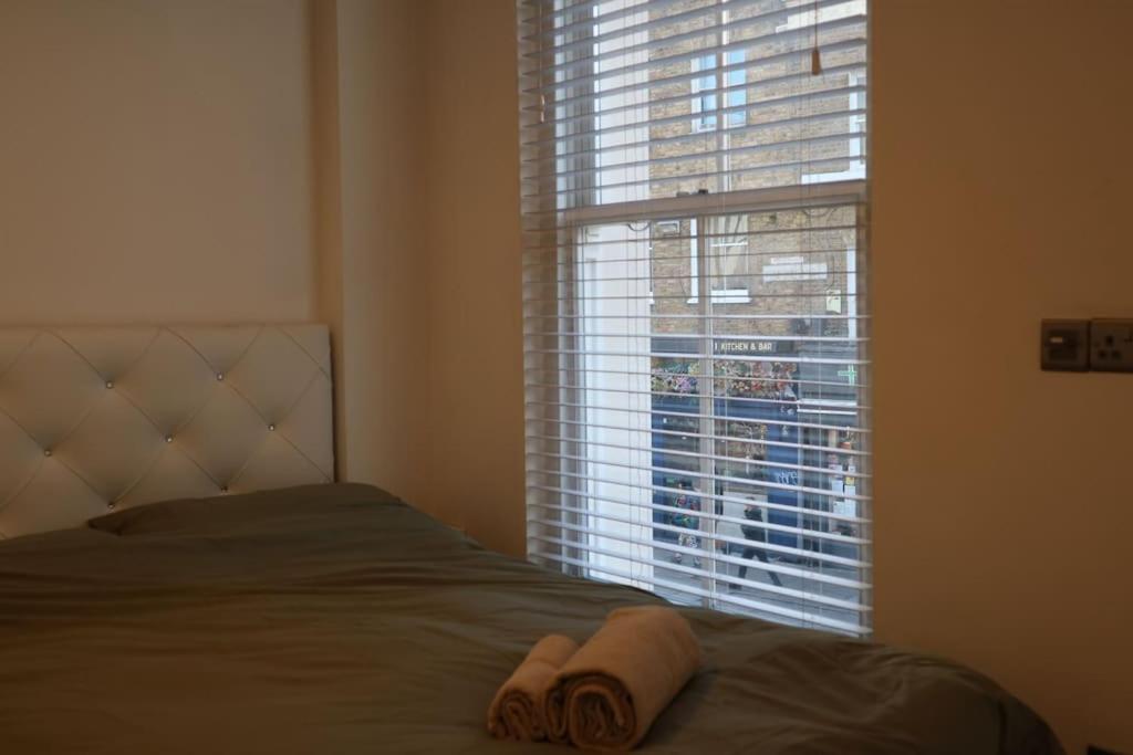 2 bedroom Modern, simple flat in Broadway Market