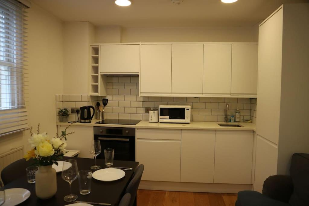 2 bedroom Modern, simple flat in Broadway Market