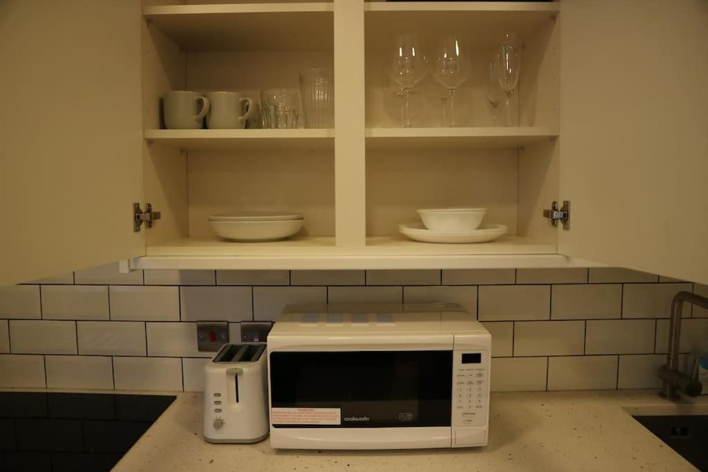 2 bedroom Modern, simple flat in Broadway Market