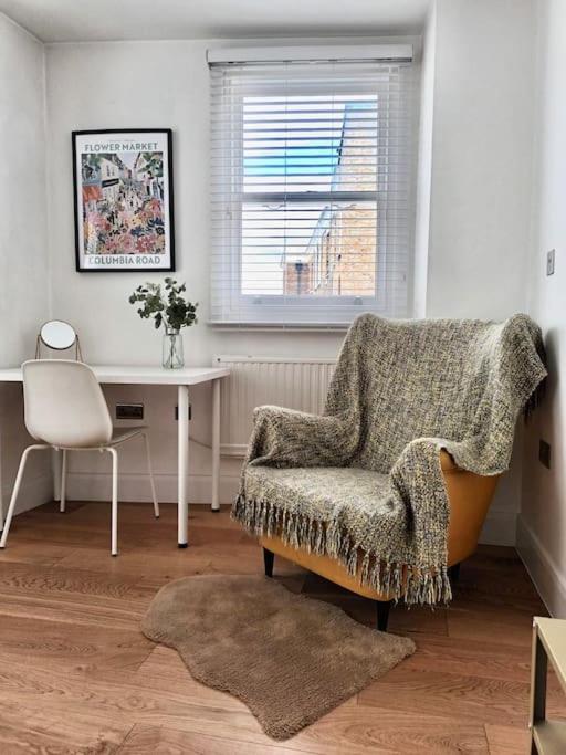 2 bedroom Modern, simple flat in Broadway Market