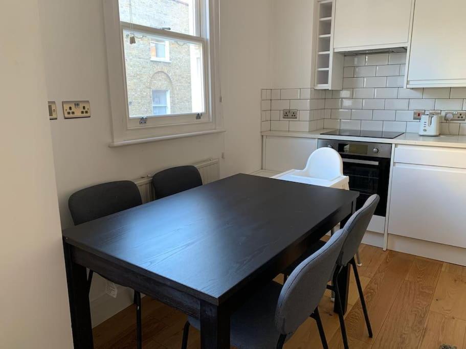 2 bedroom Modern, simple flat in Broadway Market