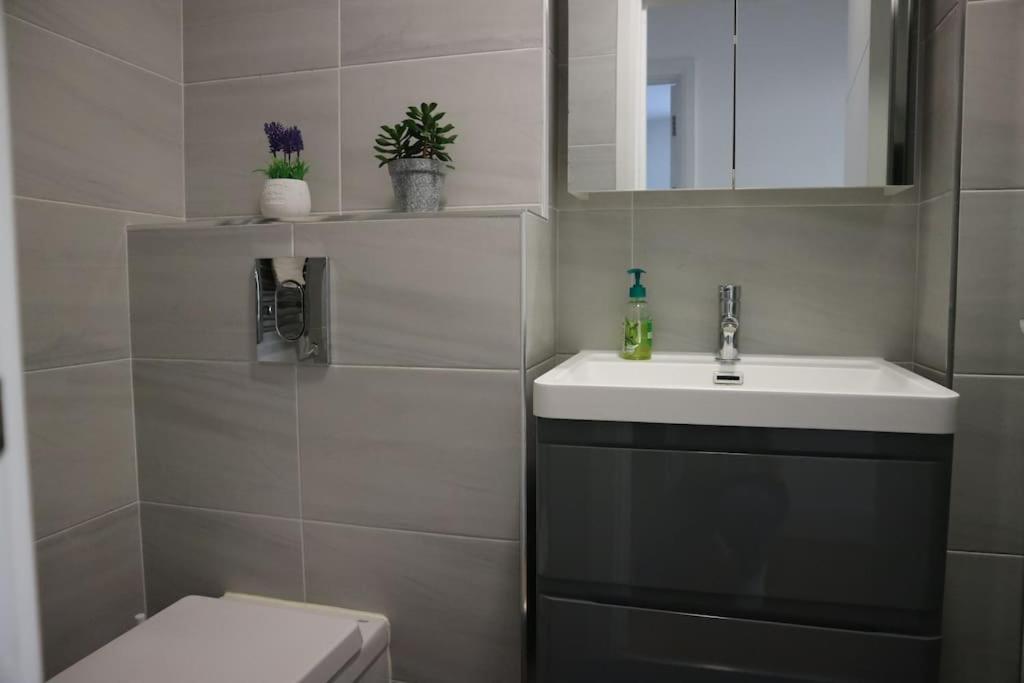 2 bedroom Modern, simple flat in Broadway Market