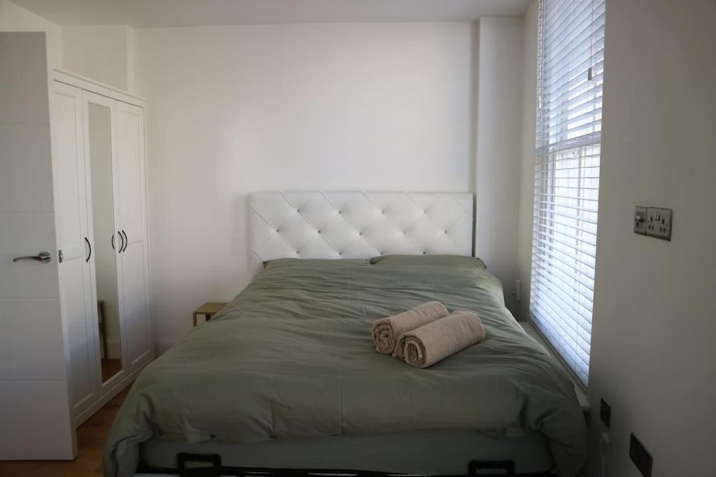 2 bedroom Modern, simple flat in Broadway Market