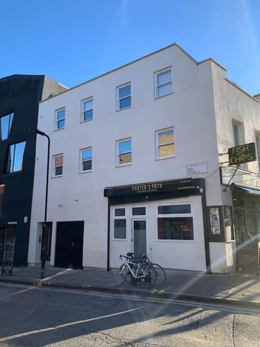 2 bedroom Modern, simple flat in Broadway Market