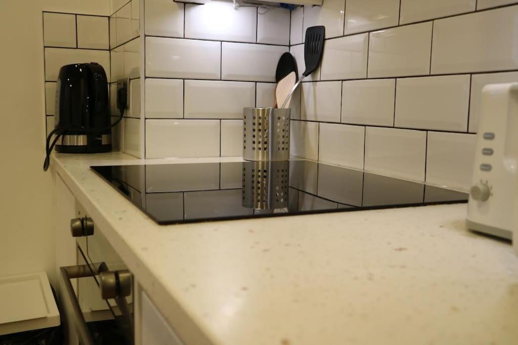 2 bedroom Modern, simple flat in Broadway Market