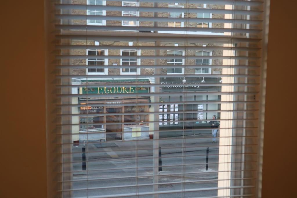 2 bedroom Modern, simple flat in Broadway Market