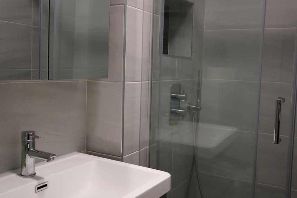 2 bedroom Modern, simple flat in Broadway Market