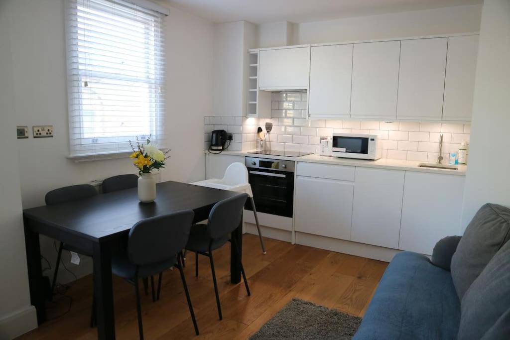 2 bedroom Modern, simple flat in Broadway Market