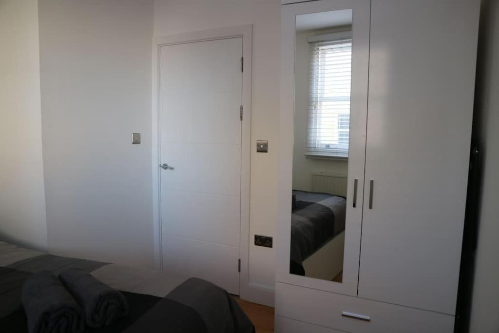 2 bedroom Modern, simple flat in Broadway Market