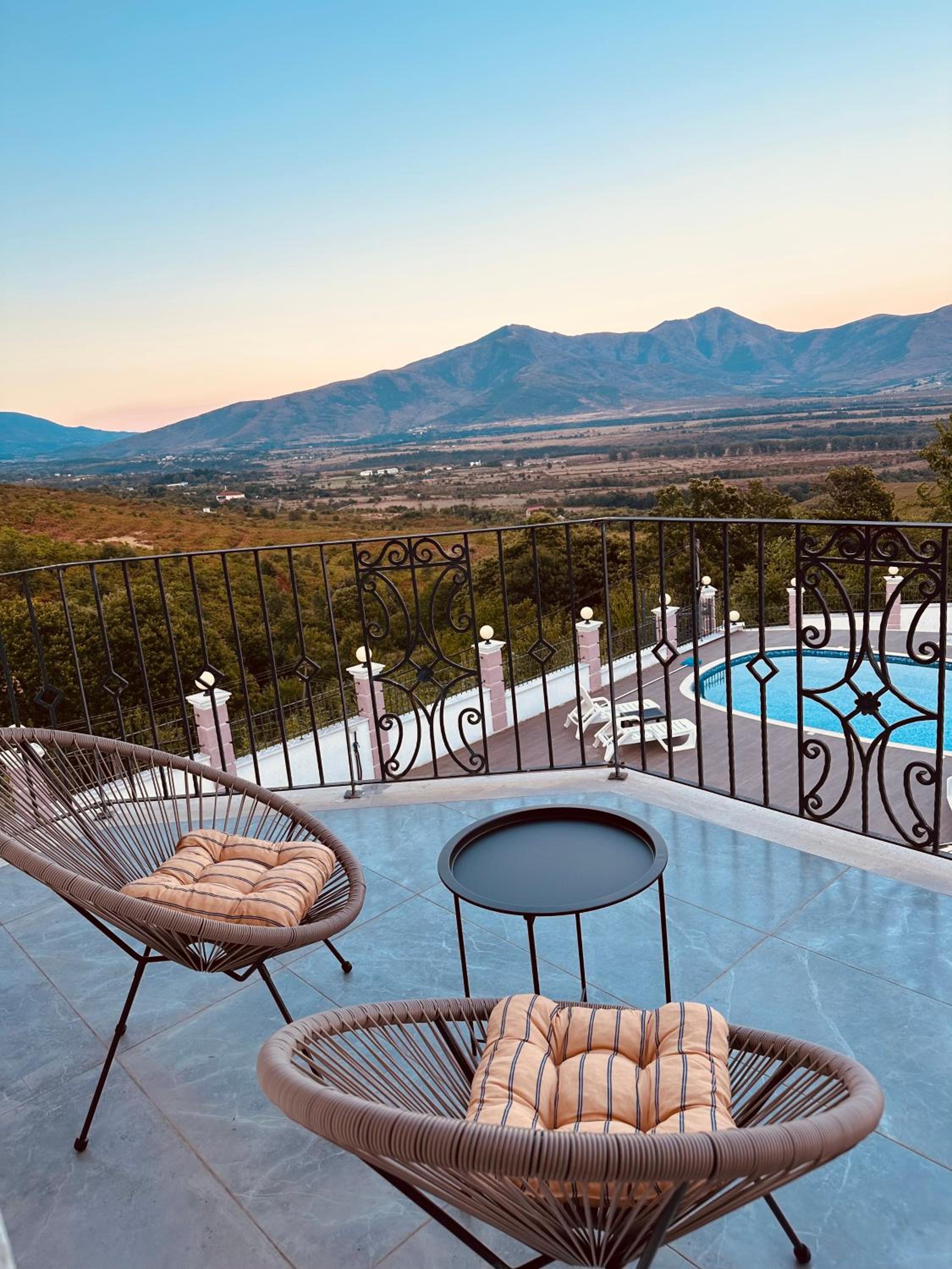 Rezidenca Dozhlani with Private Pool & Yard