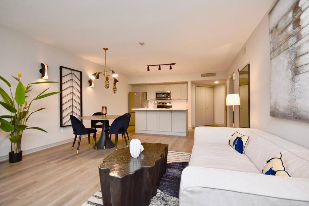 Stunning Condo with Access to Pool