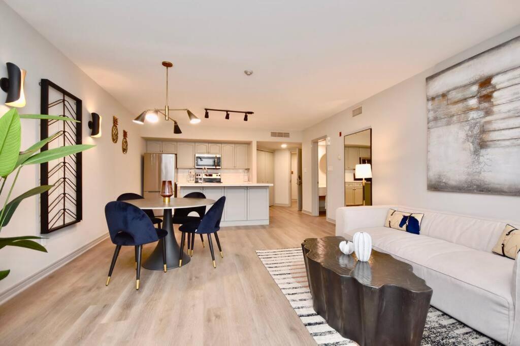 Stunning Condo with Access to Pool