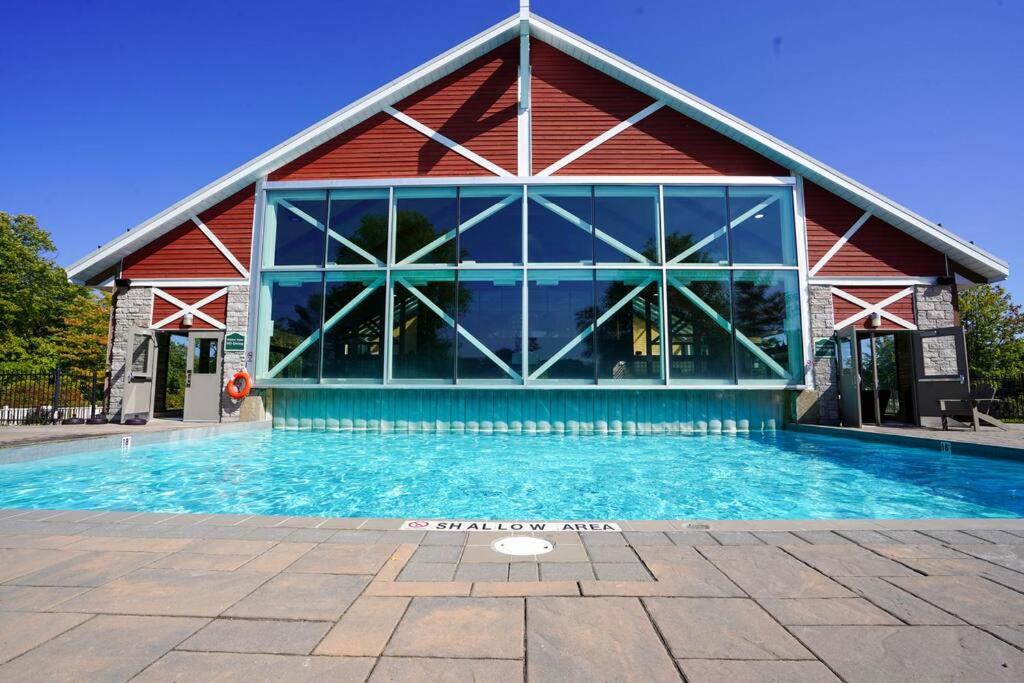 Stunning Condo with Access to Pool
