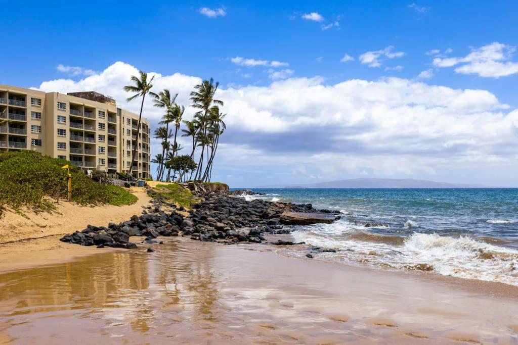 180 Ocean views Luxe condo Steps to Beach view 5