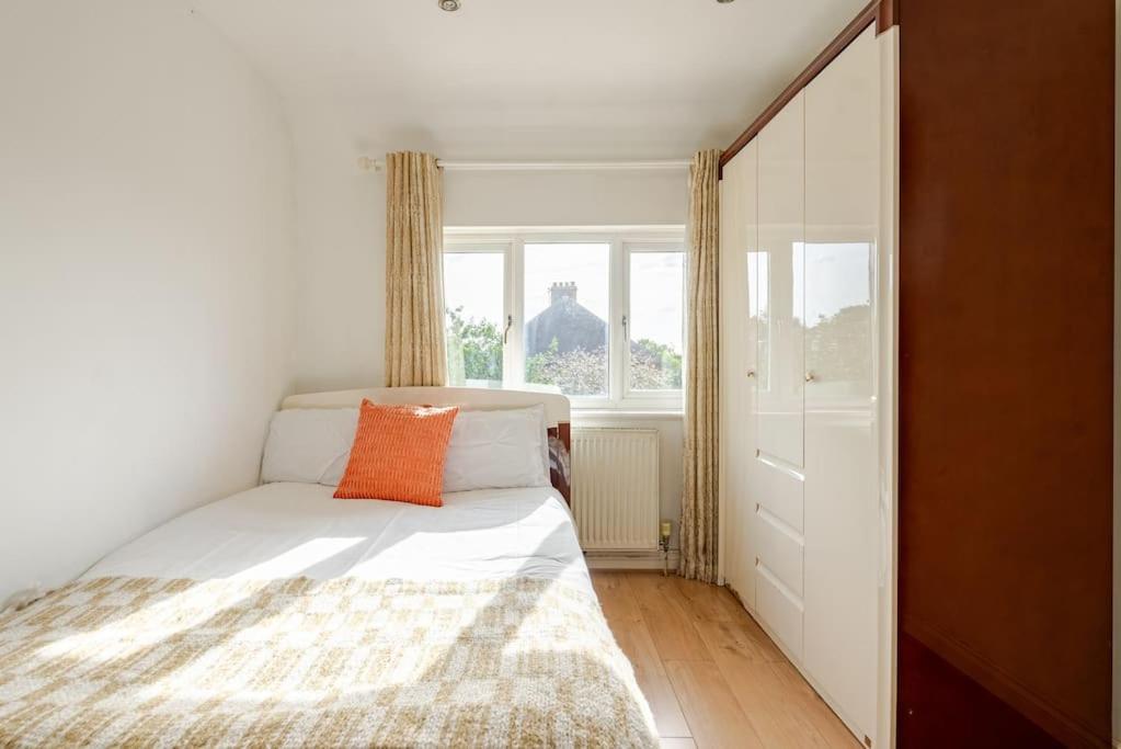 Spacious 4Bed House in London-20 mins to Central view 3