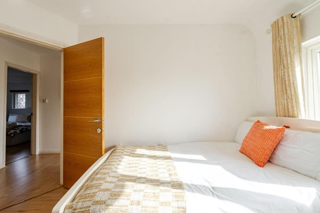 Spacious 4Bed House in London-20 mins to Central view 2
