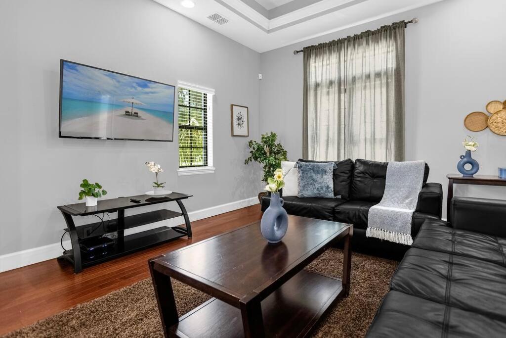 Stunning 4BR Family Townhome 5 min from Disney World