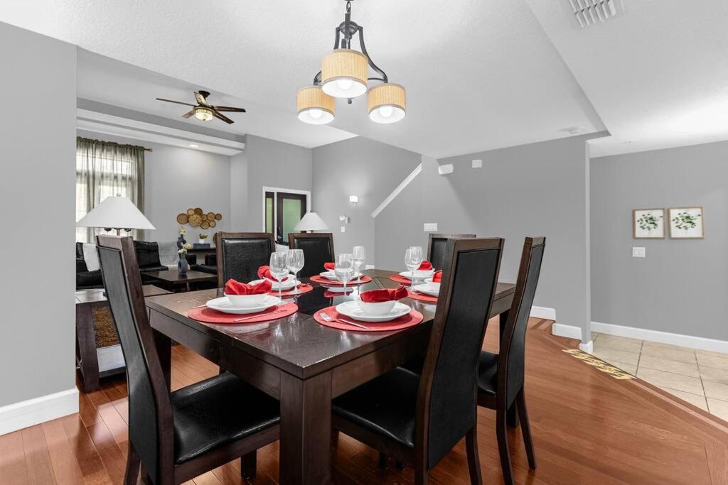 Stunning 4BR Family Townhome 5 min from Disney World