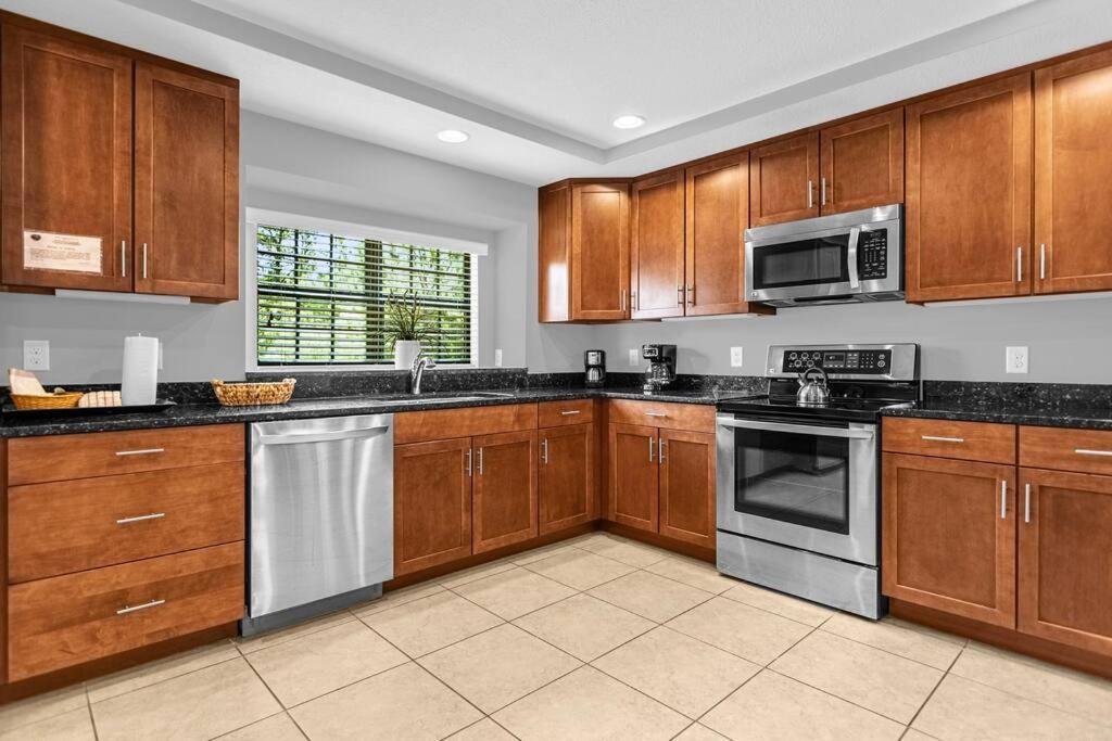 Stunning 4BR Family Townhome 5 min from Disney World