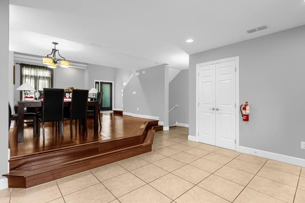 Stunning 4BR Family Townhome 5 min from Disney World