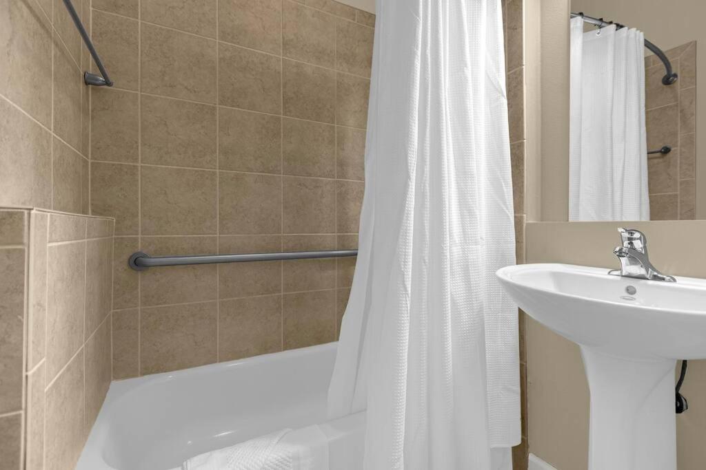 Stunning 4BR Family Townhome 5 min from Disney World