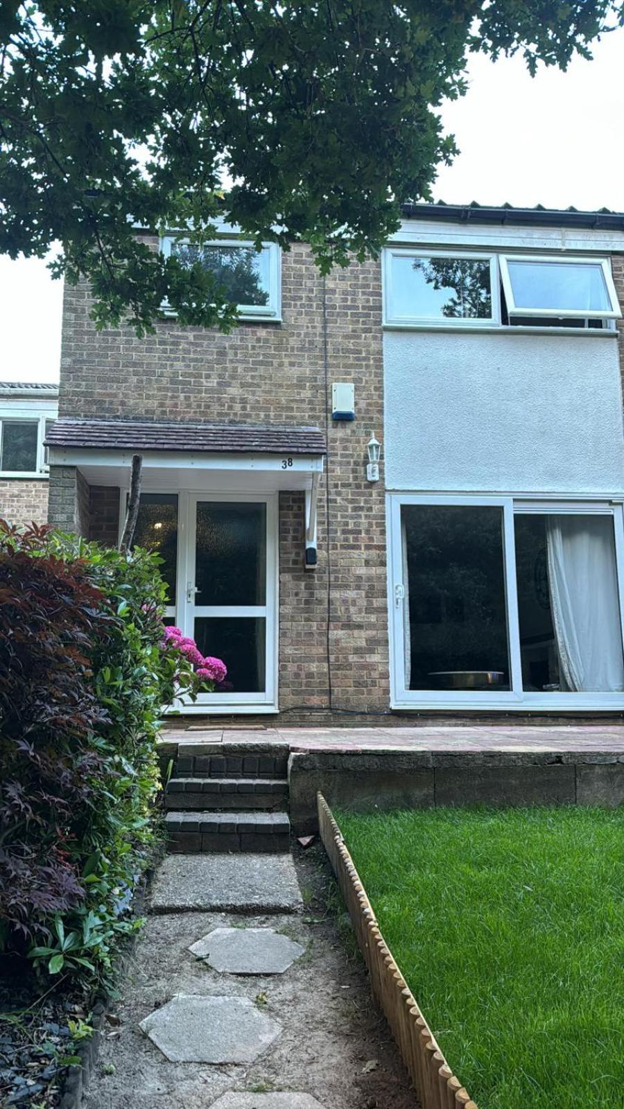 Double Room in Crawley,Gatwick,West Sussex view 5