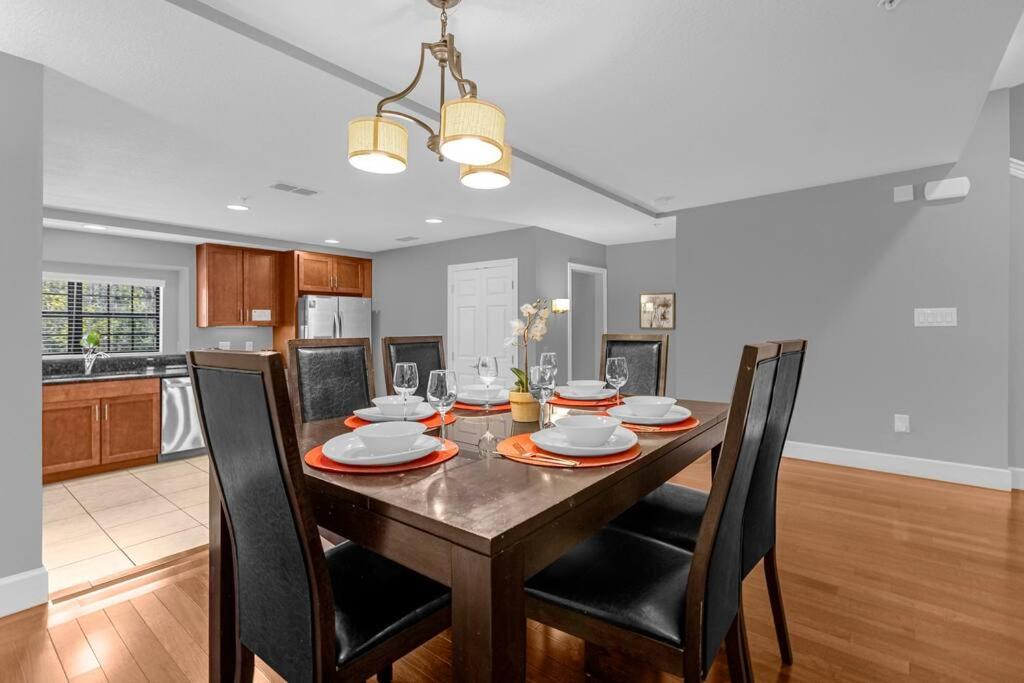 Vibrant 4BR Family Townhome 1 mile from Disney World and Disney Springs